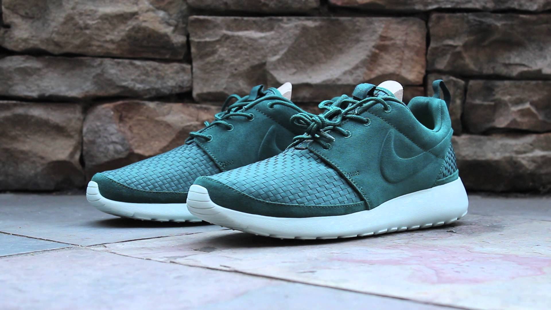 Quick Look: Roshe Run Woven Atomic Teal