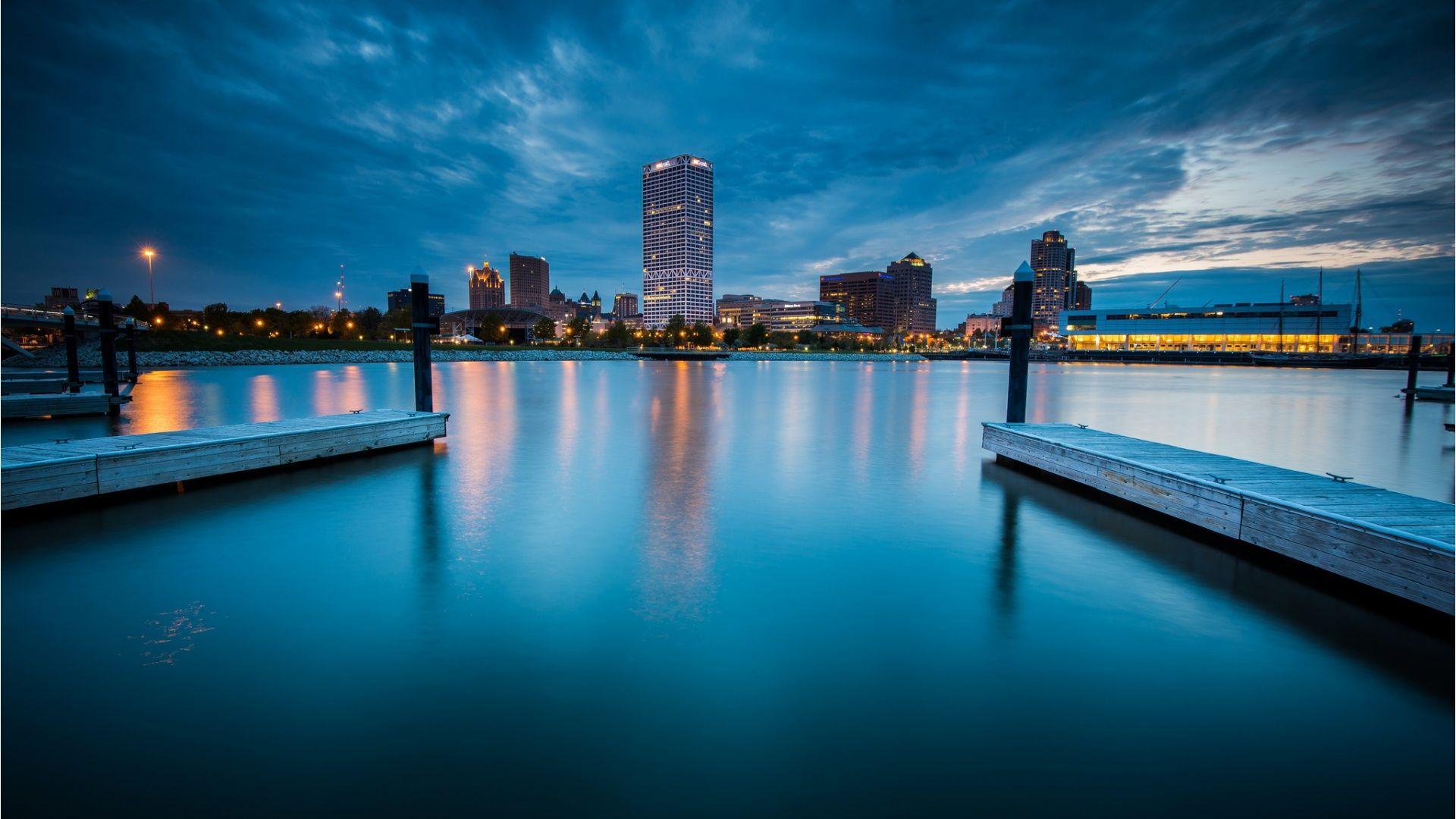 Find out: Milwaukee City Night wallpaper