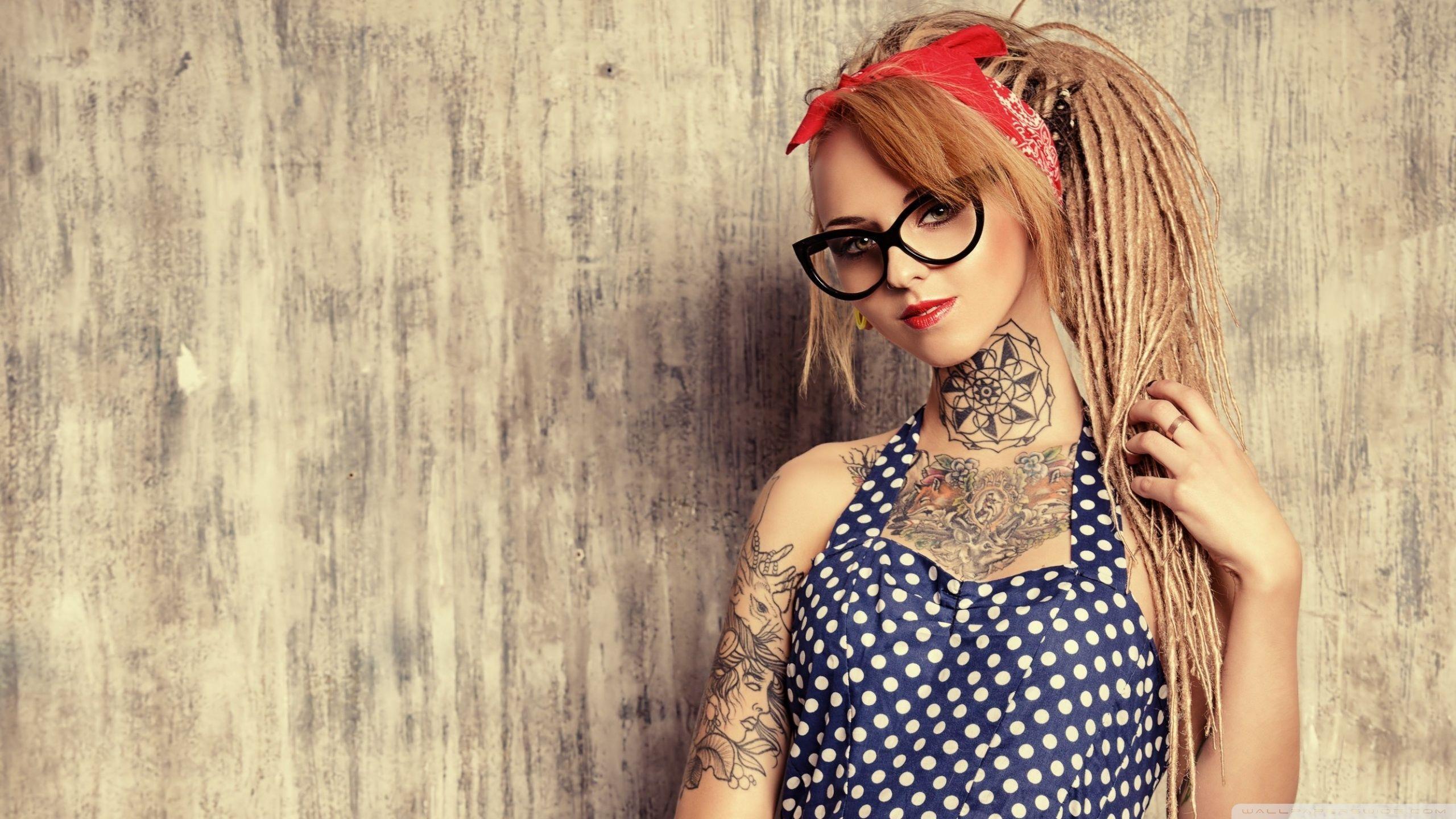 Соло татуированной девушки в очках 