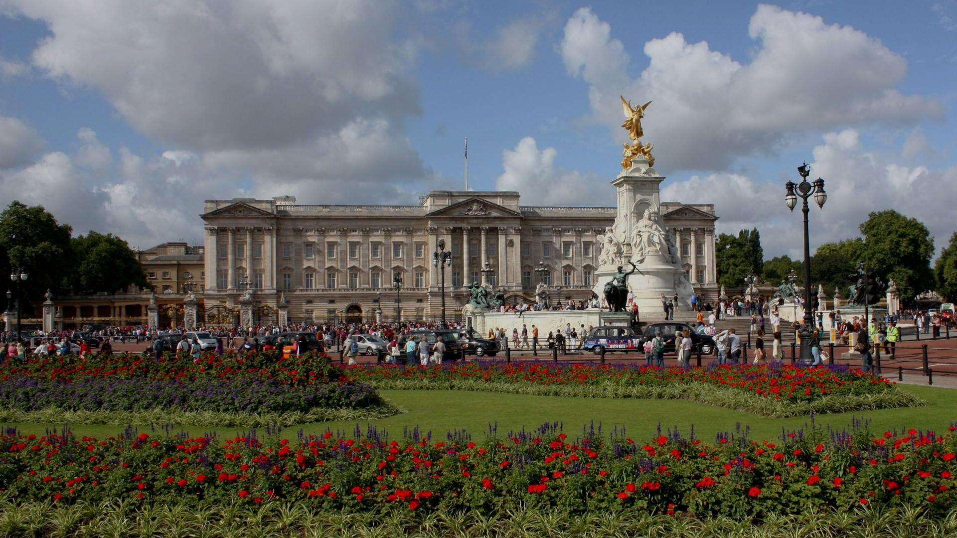 The square in front of Buckingham Palace in London wallpaper