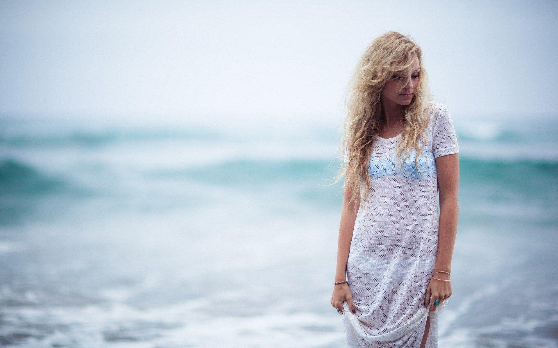 Девочка в прозрачном платье на берегу моря