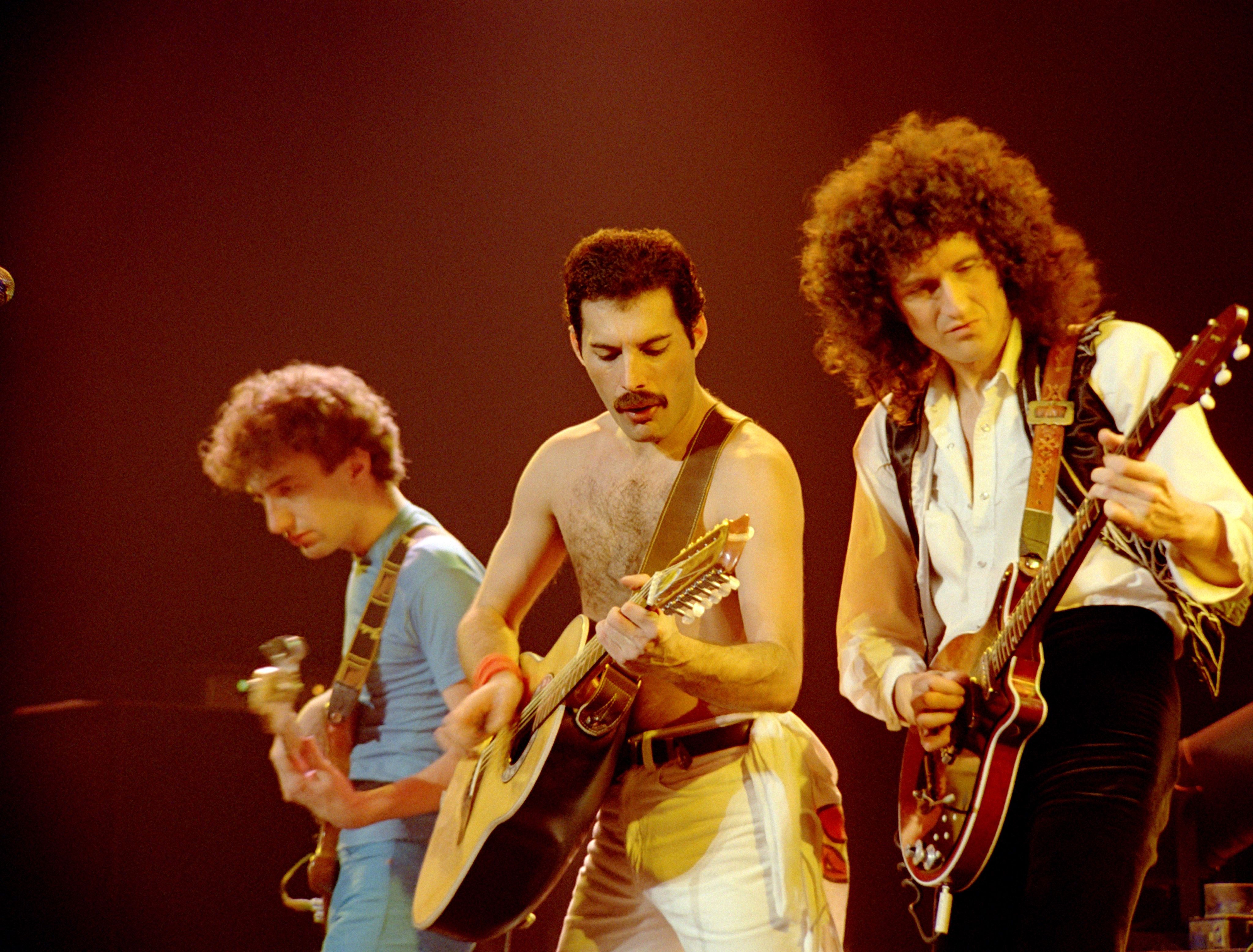 Entertainment, Freddie Mercury, Guitarist, John Deacon, Plucked