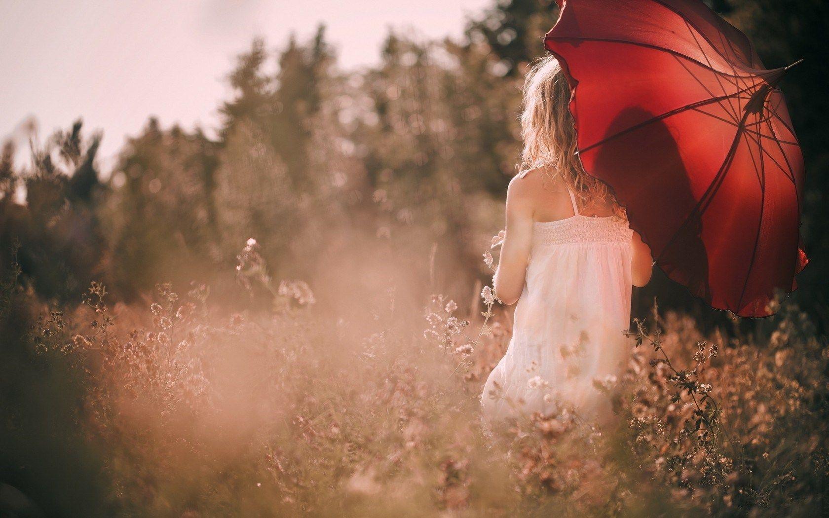 Голая рыжая деваха под зонтиком на поляне
