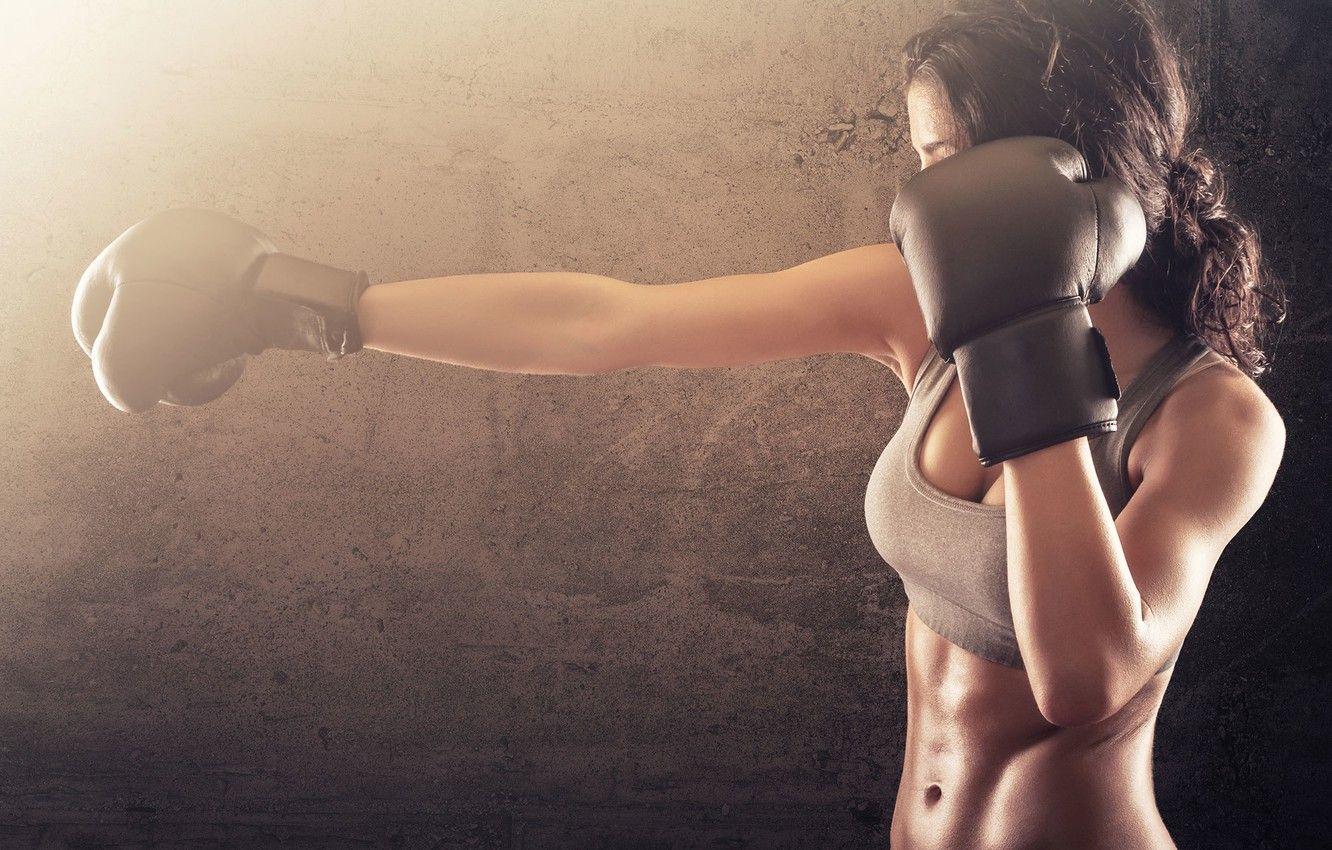 Спортивная леди в боксерских перчатках - порно фото