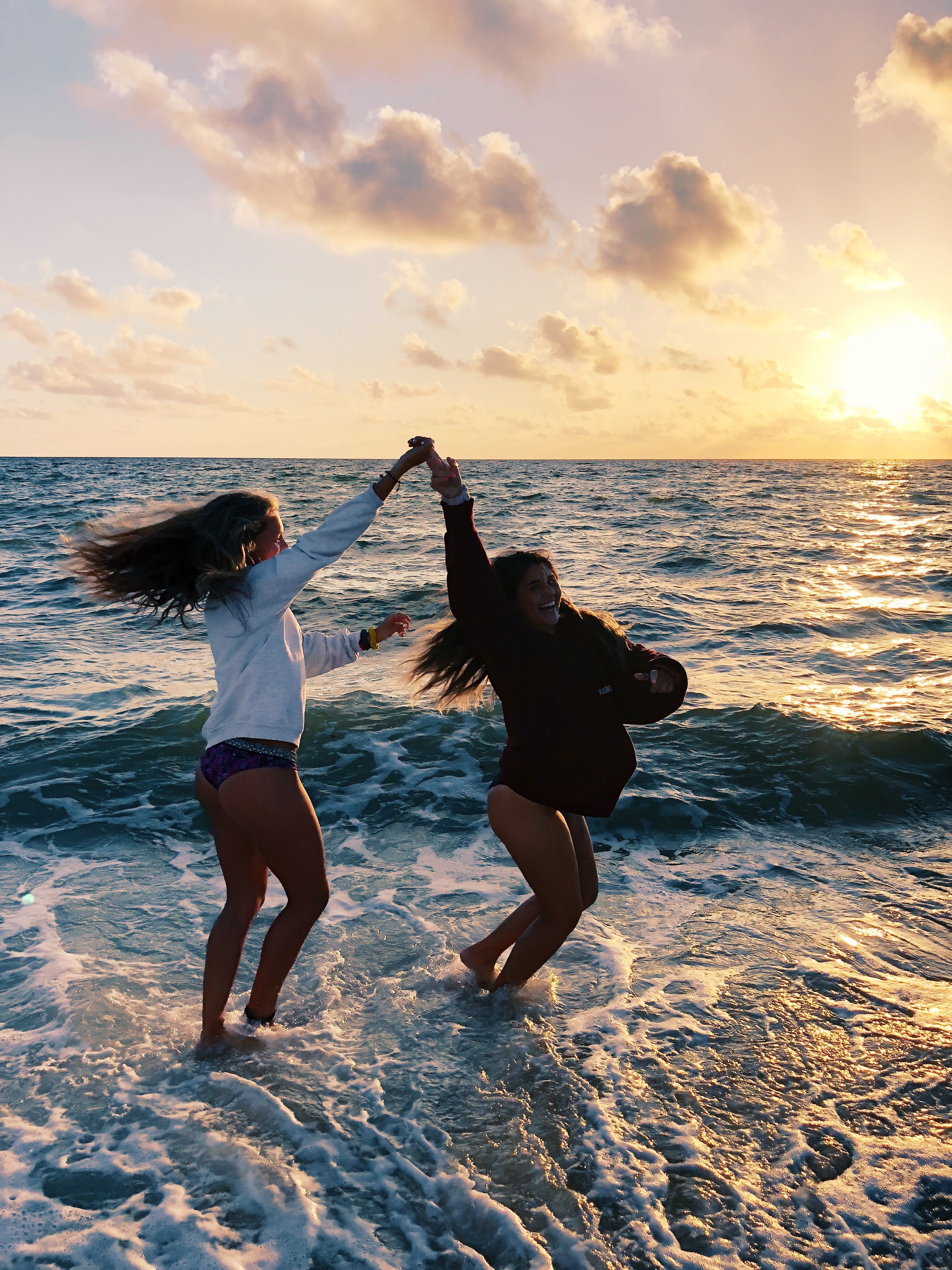 Бойфренды фотографируют подружек отдыхая у моря