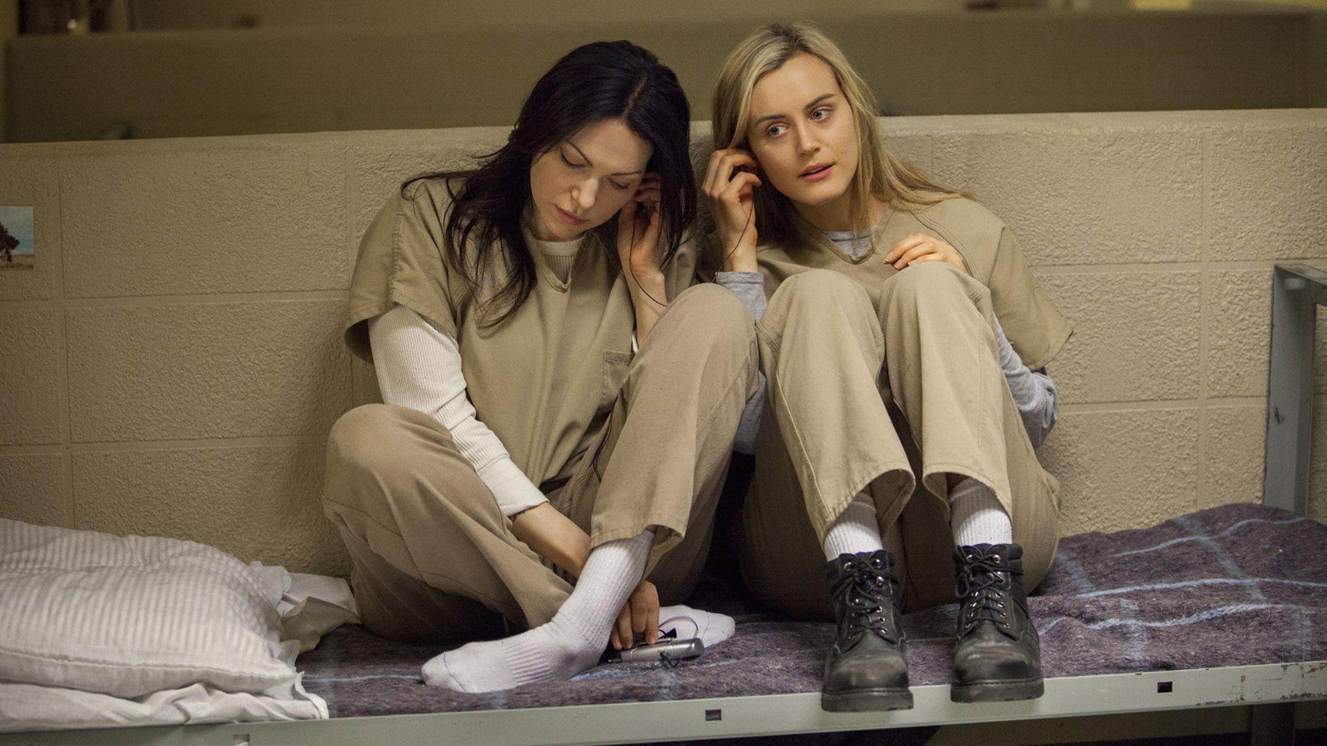 Orange Is the New Black and Piper are listening to music