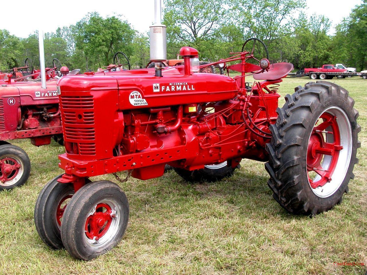 Vintage Farmall Tractor Field Scene Wallpaper Border. Tractor