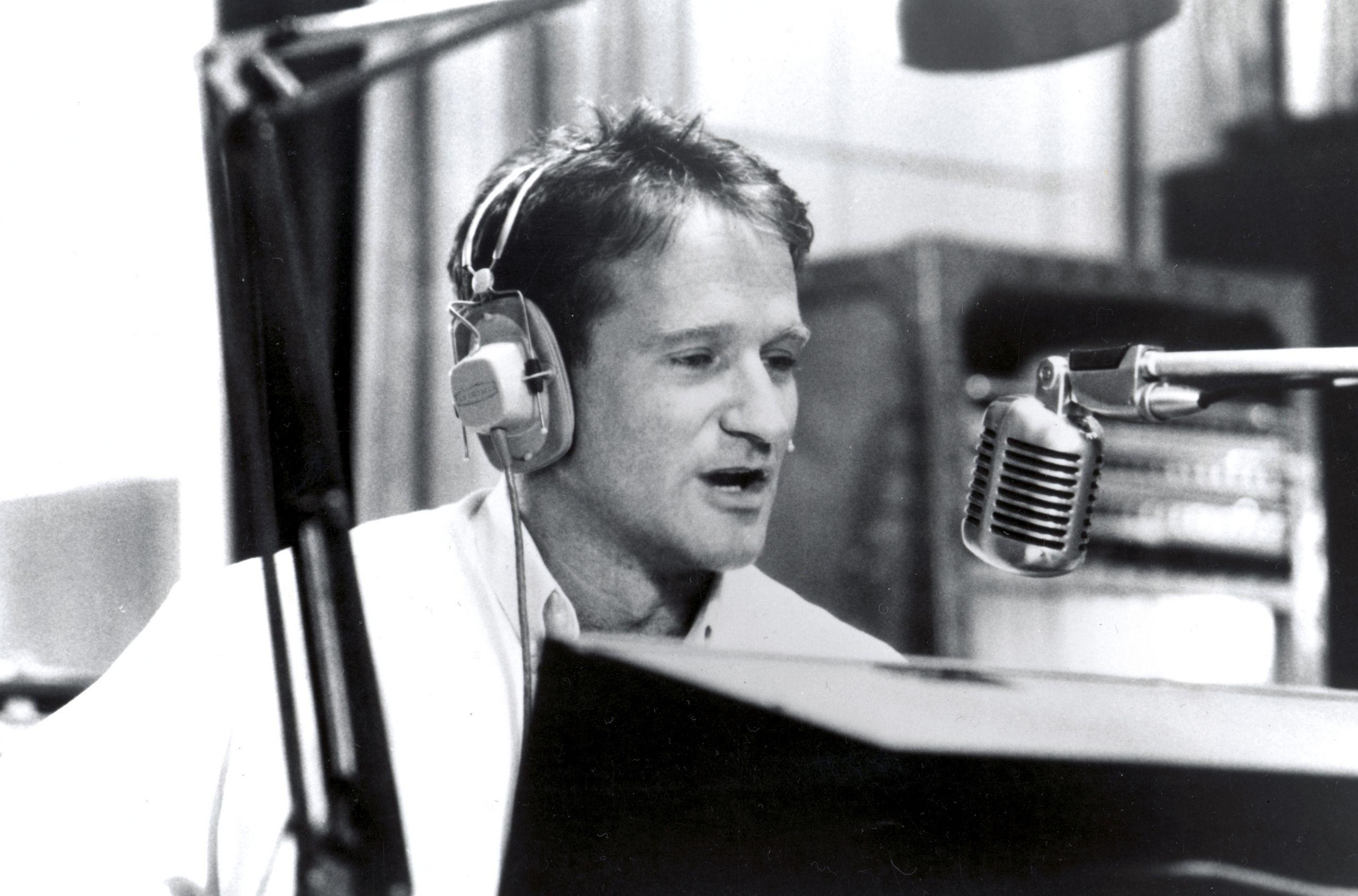Actor Robin Williams in the studio wallpaper and image