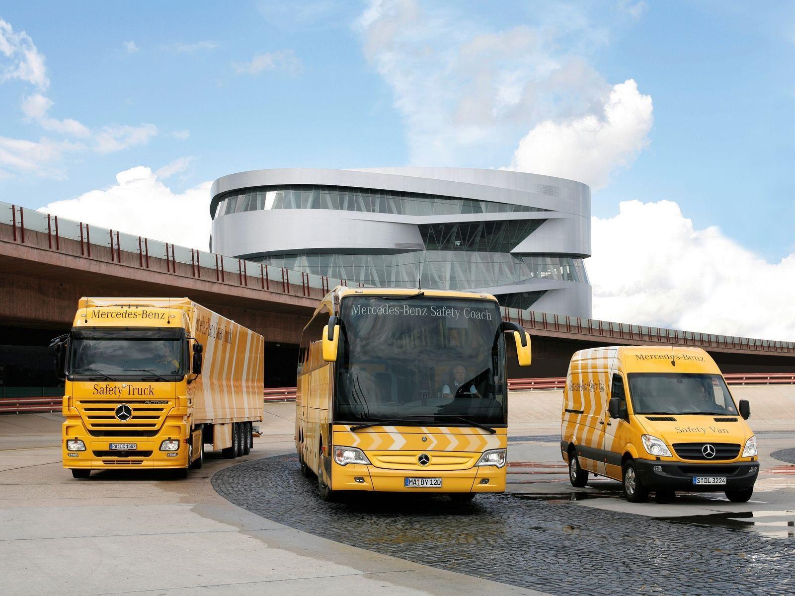 Download Wallpaper mercedes bus truck airport actros, 1600x1200