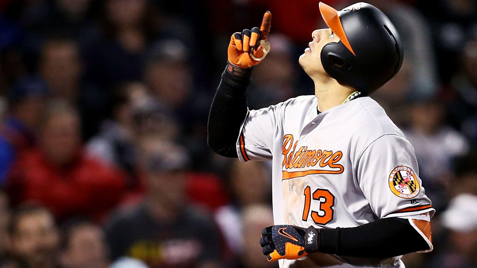 Manny Machado hits ball out of Fenway Park, takes leisurely stroll