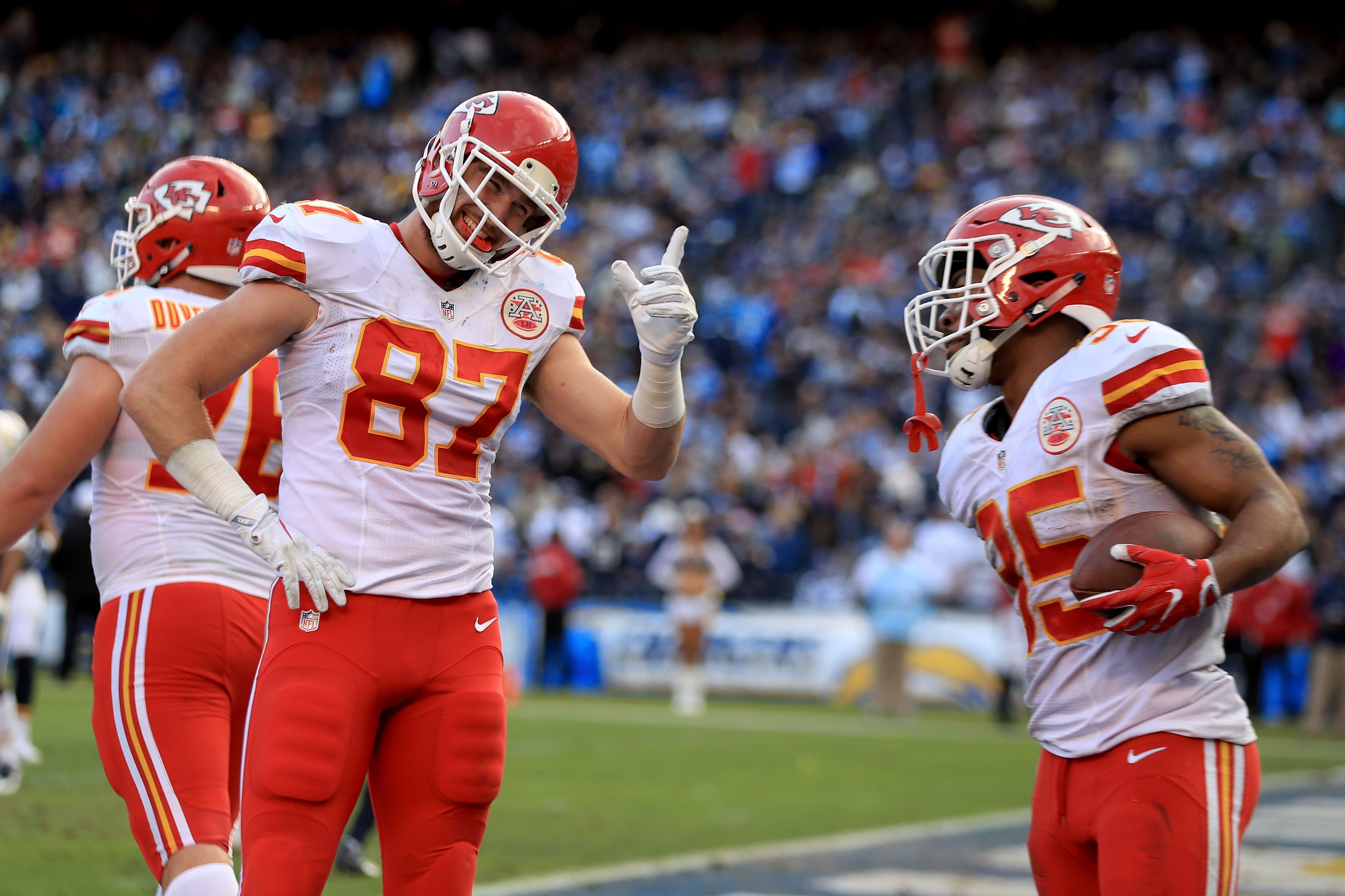 Travis Kelce injury update: Chiefs TE misses practice with knee