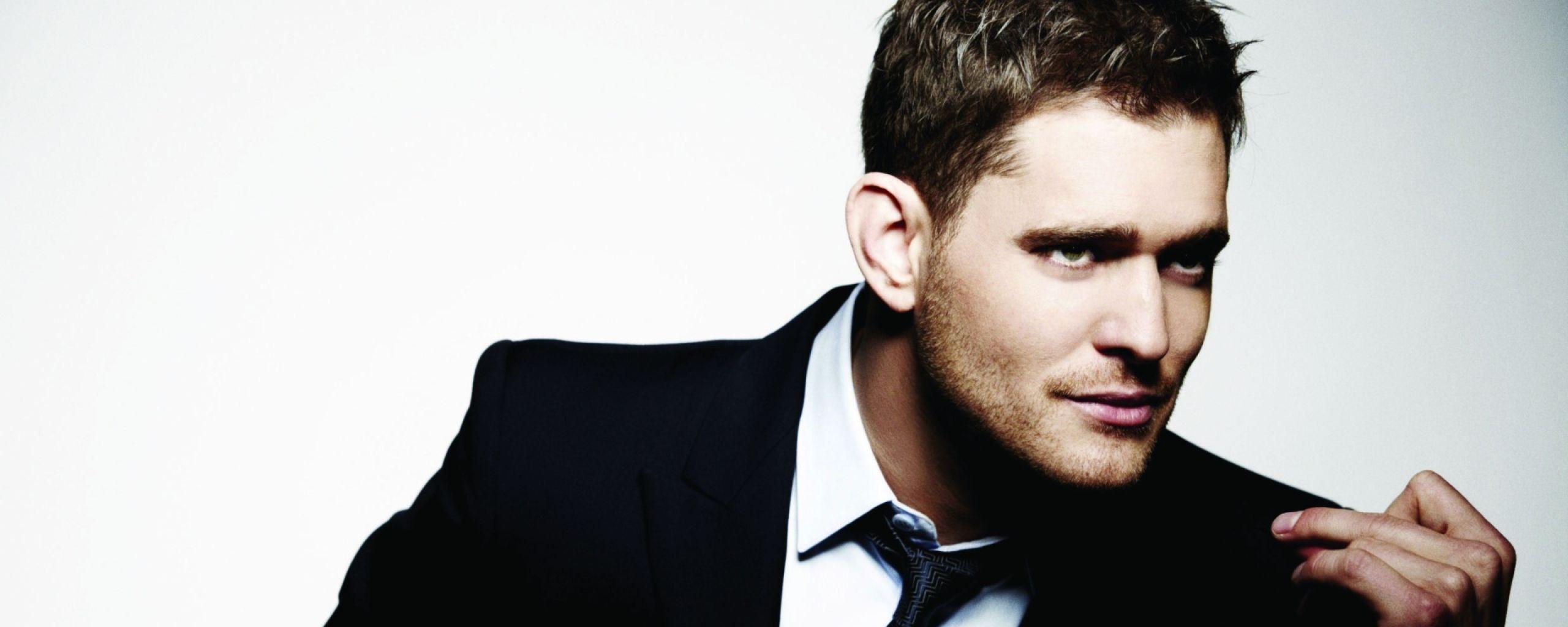 Download Wallpaper 2560x1024 Michael buble, Suit, Face, Tie, Look