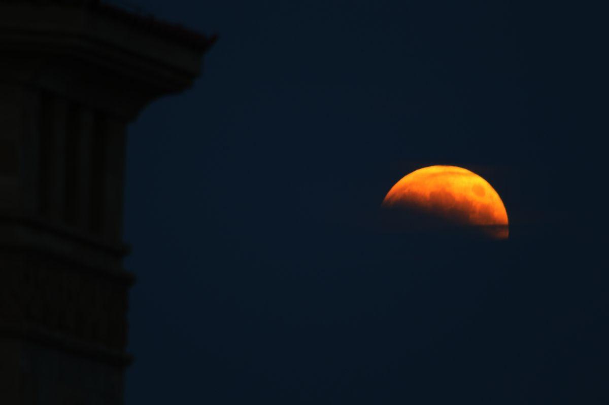 Relive The 'Blood Moon' With These Dazzling Lunar Eclipse Photo