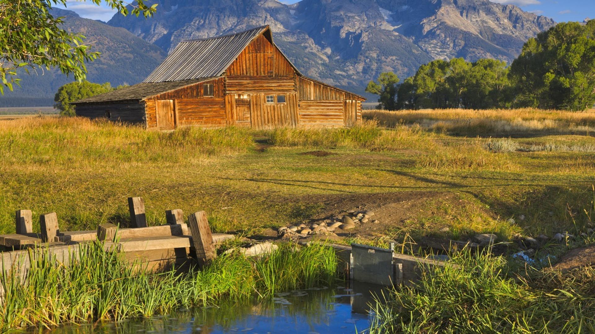 Wyoming barn wallpaper