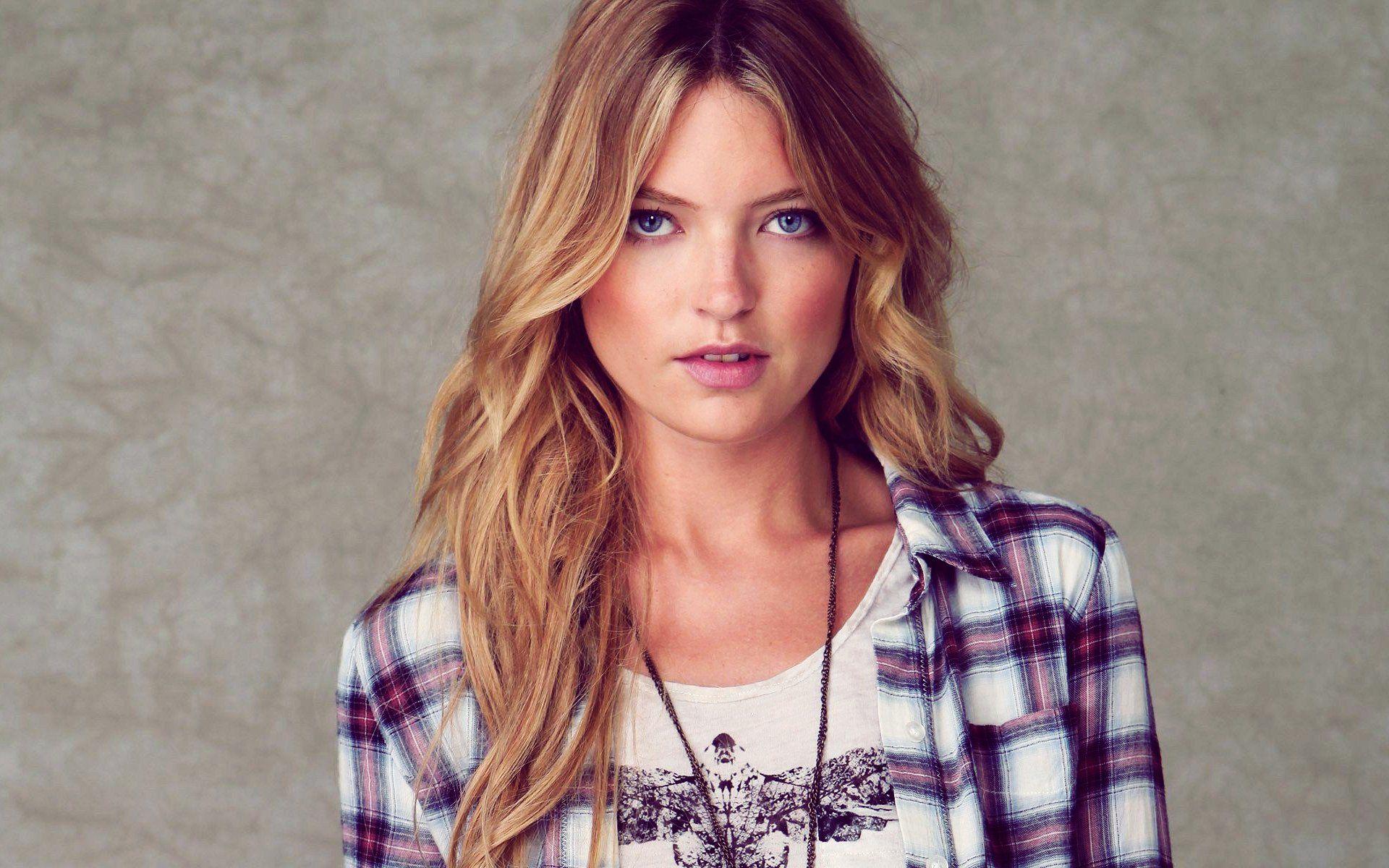 Martha Hunt Wallpaper