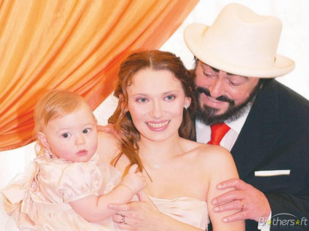 Download Free Luciano Pavarotti with family wallpaper, Luciano