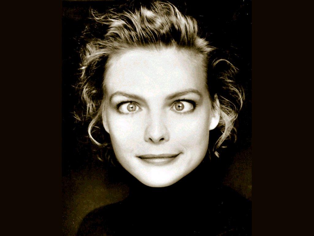 1024x768px Michelle Pfeiffer Wallpaper