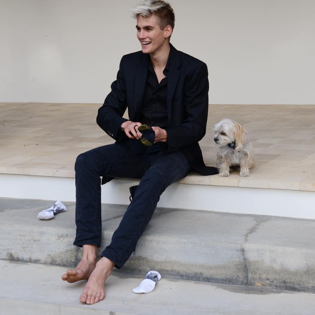 Presley Gerber. Barefoot & famous.in varying degrees. Descalzo