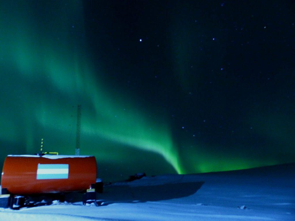 La Base Belgrano II vivió una noche soñada con aurora austral