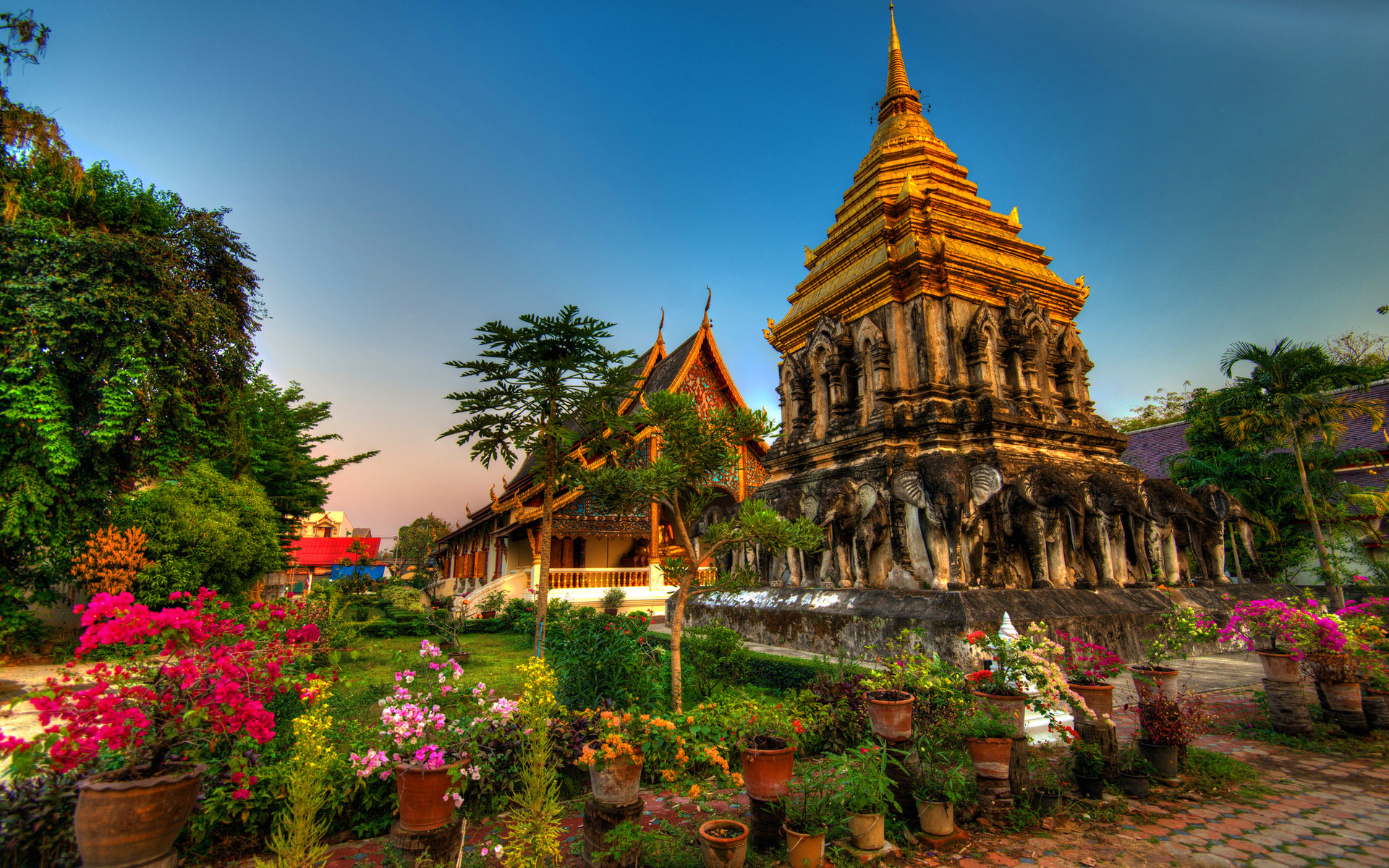 Temple complex in the resort of Chiang Mai, Thailand wallpaper