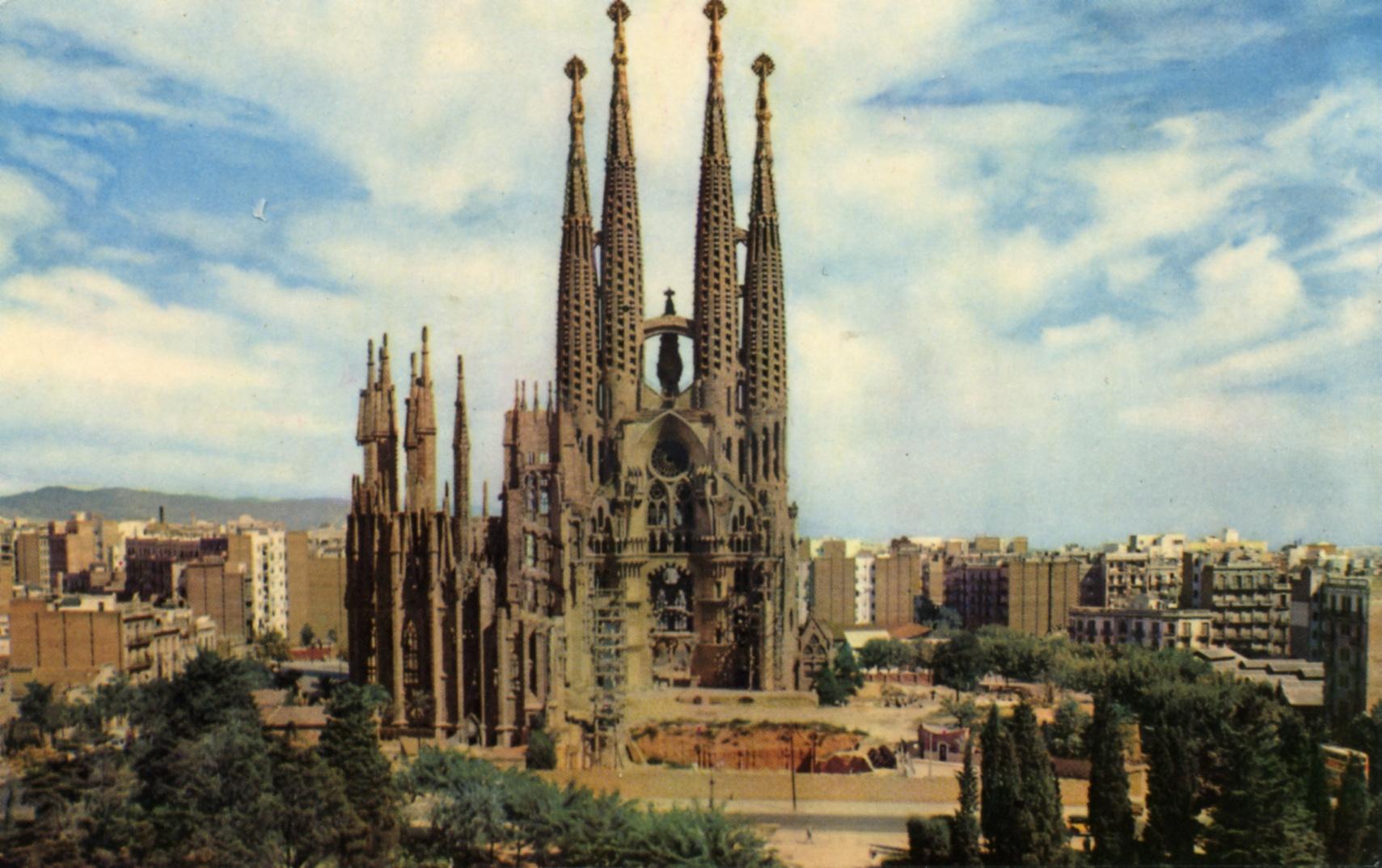 Sky Touching Sagrada Família Wallpaper