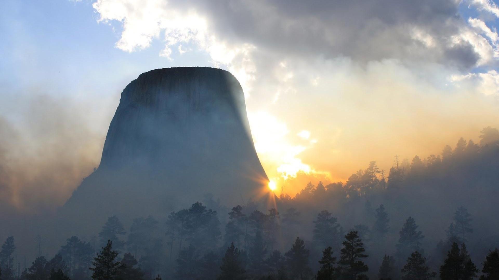 morning fog at devils tower in wyoming HD desktop wallpaper