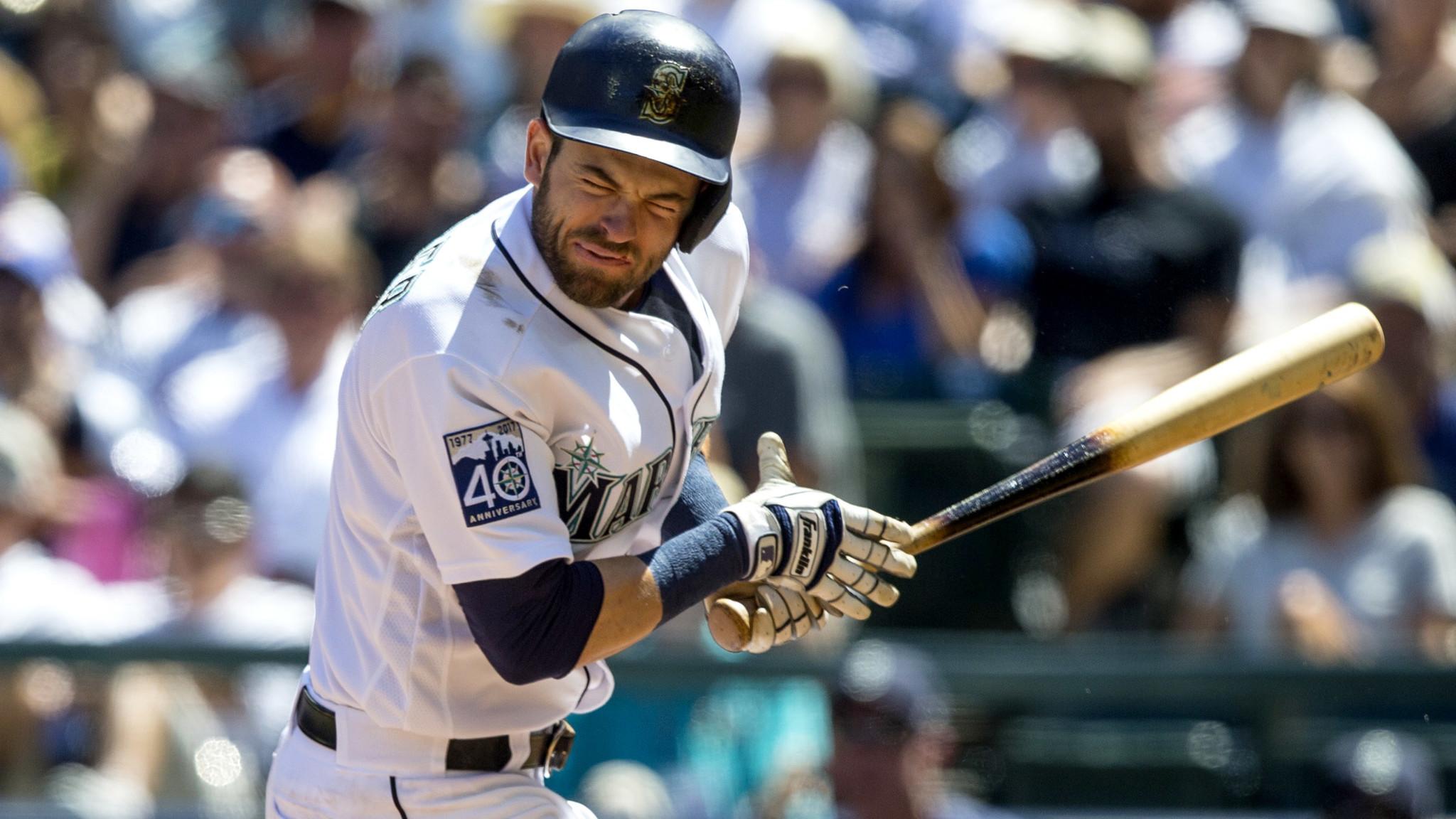 Mariners' Mitch Haniger hits in the face