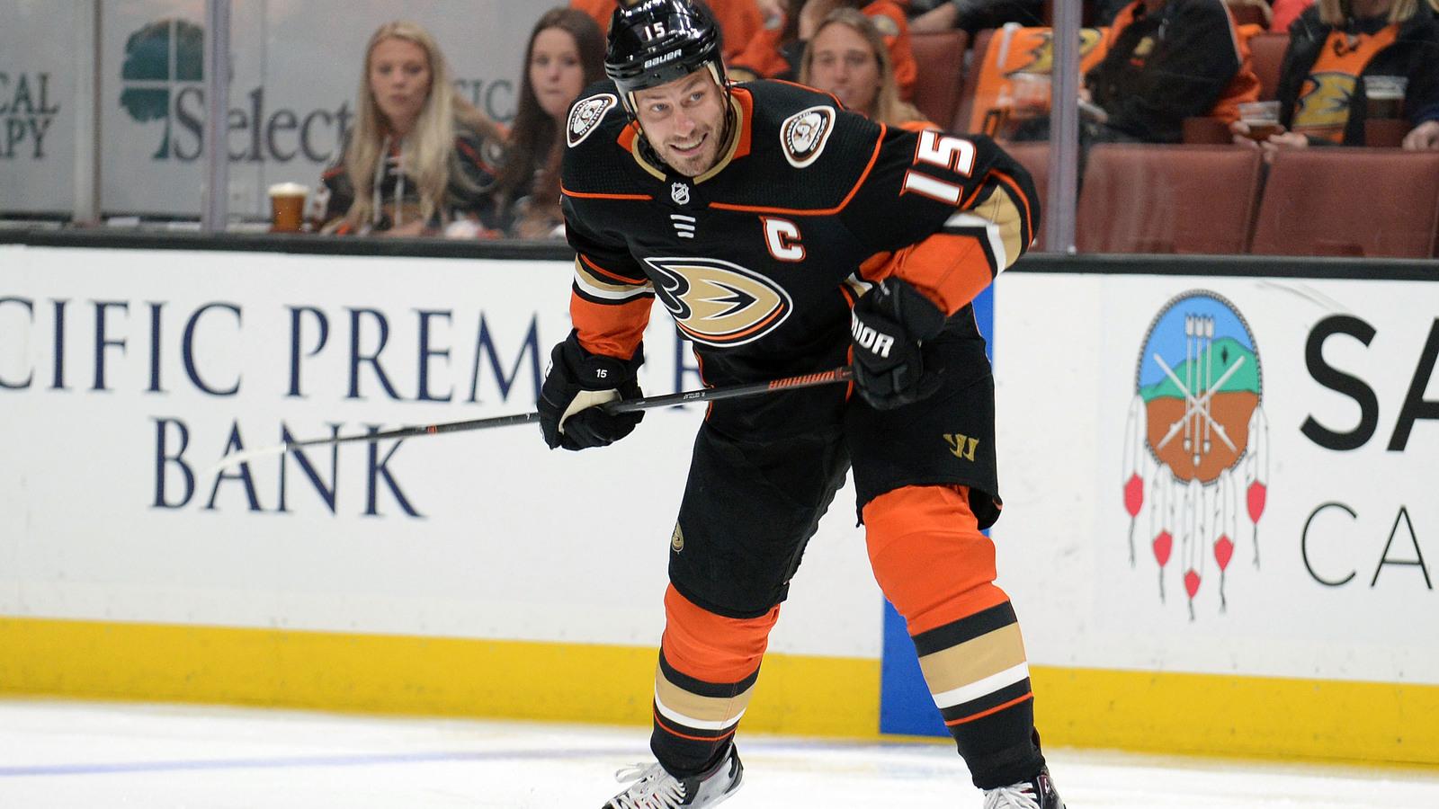 Watch: Ducks' Ryan Getzlaf takes puck to face, returns to game