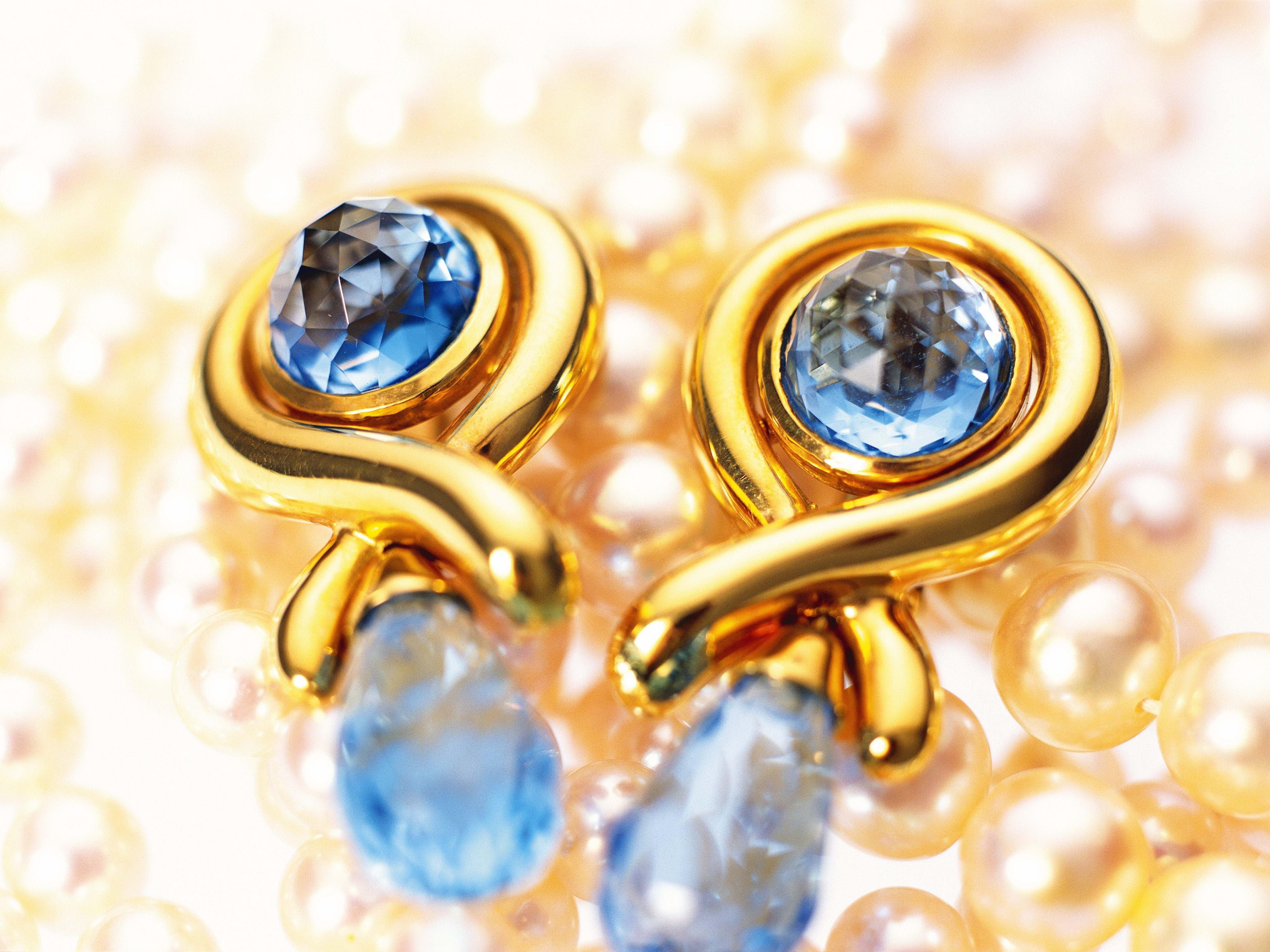 Download wallpaper 4096x3072 earrings, pearls, gold HD background