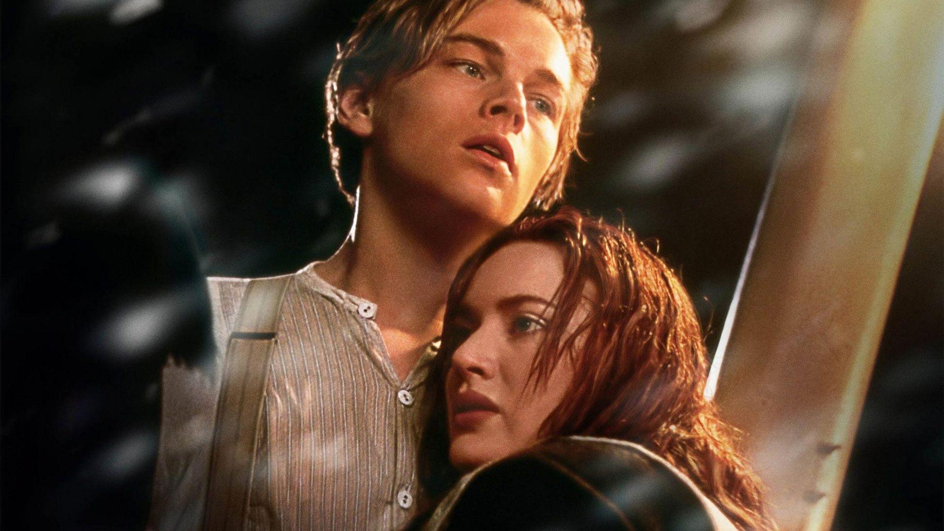 Leonardo DiCaprio and Kate Winslet in Titanic Wallpaper