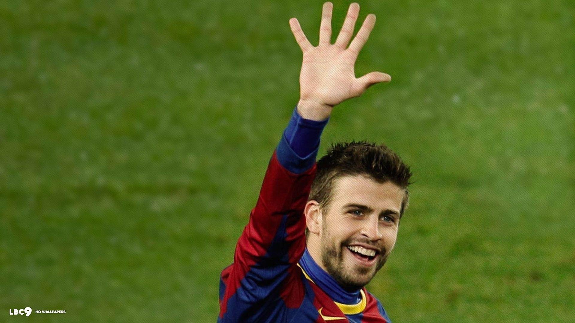 Barcelona Best Player Erard Pique Answering To His Fans Wallpaper