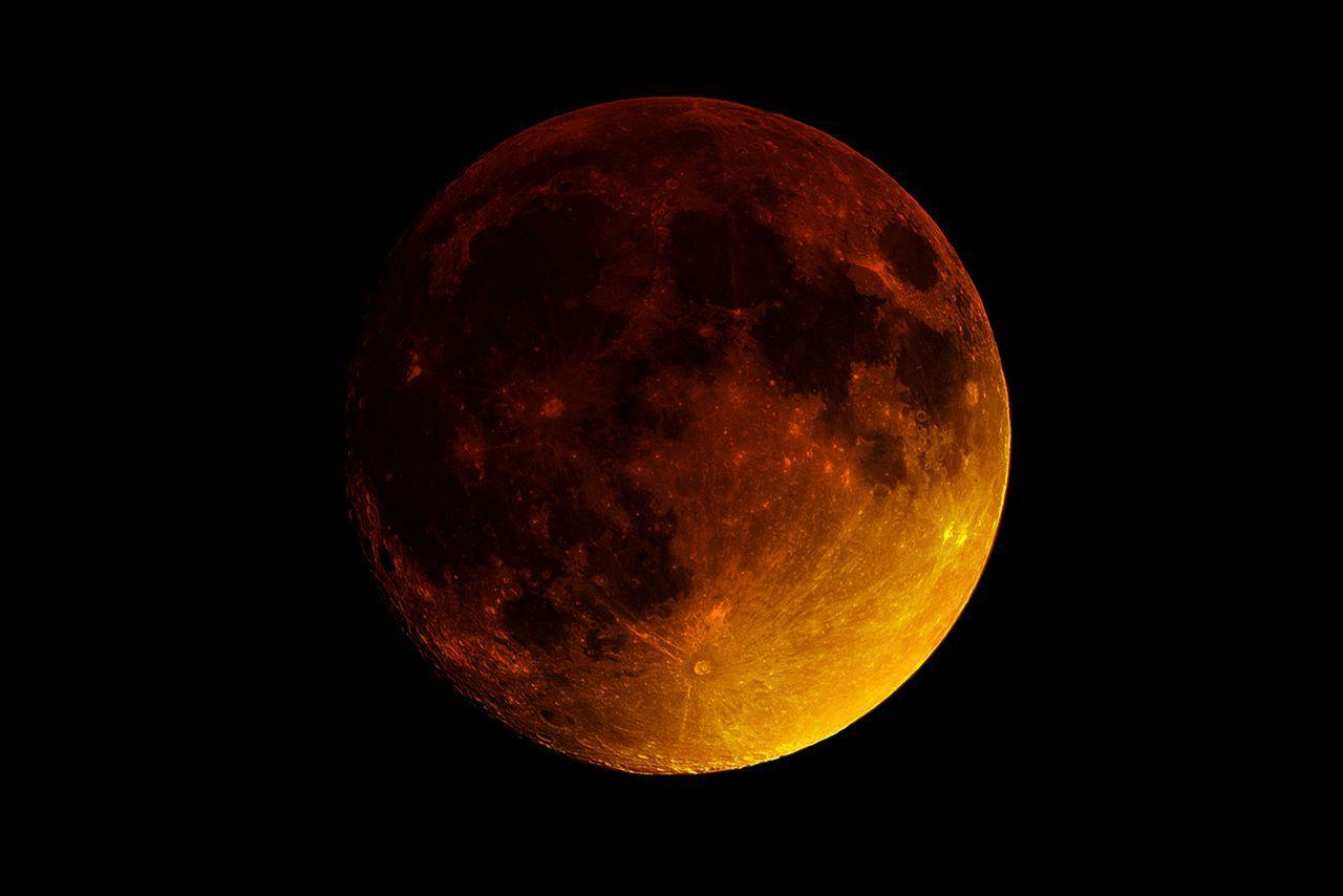 Stunning photo from last night's rare super blood moon