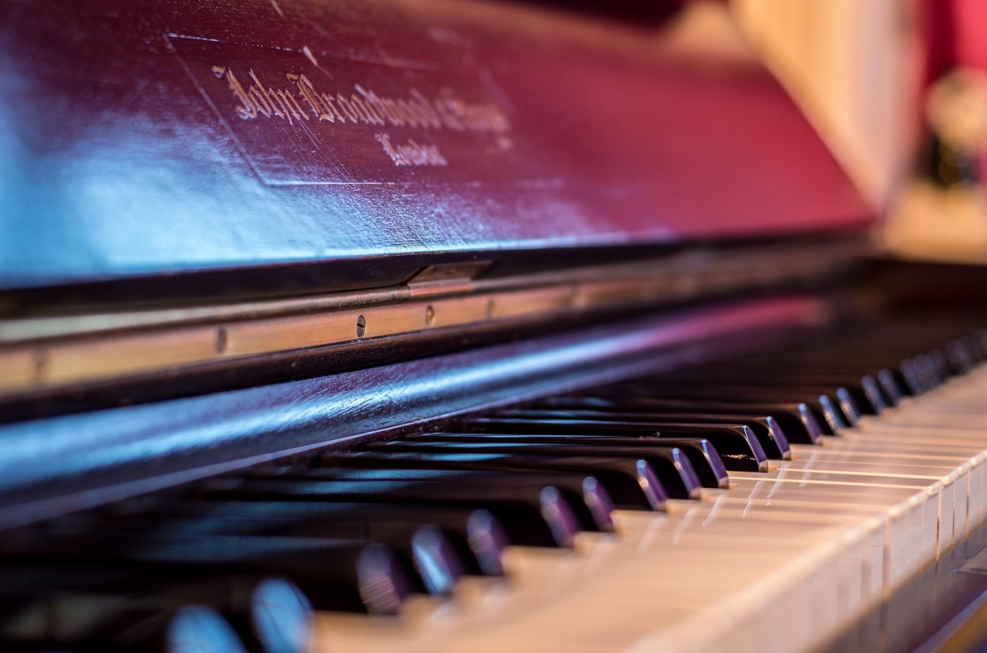 Download 1927x1276 Piano, Close Up, Instrument, Music, Blurred
