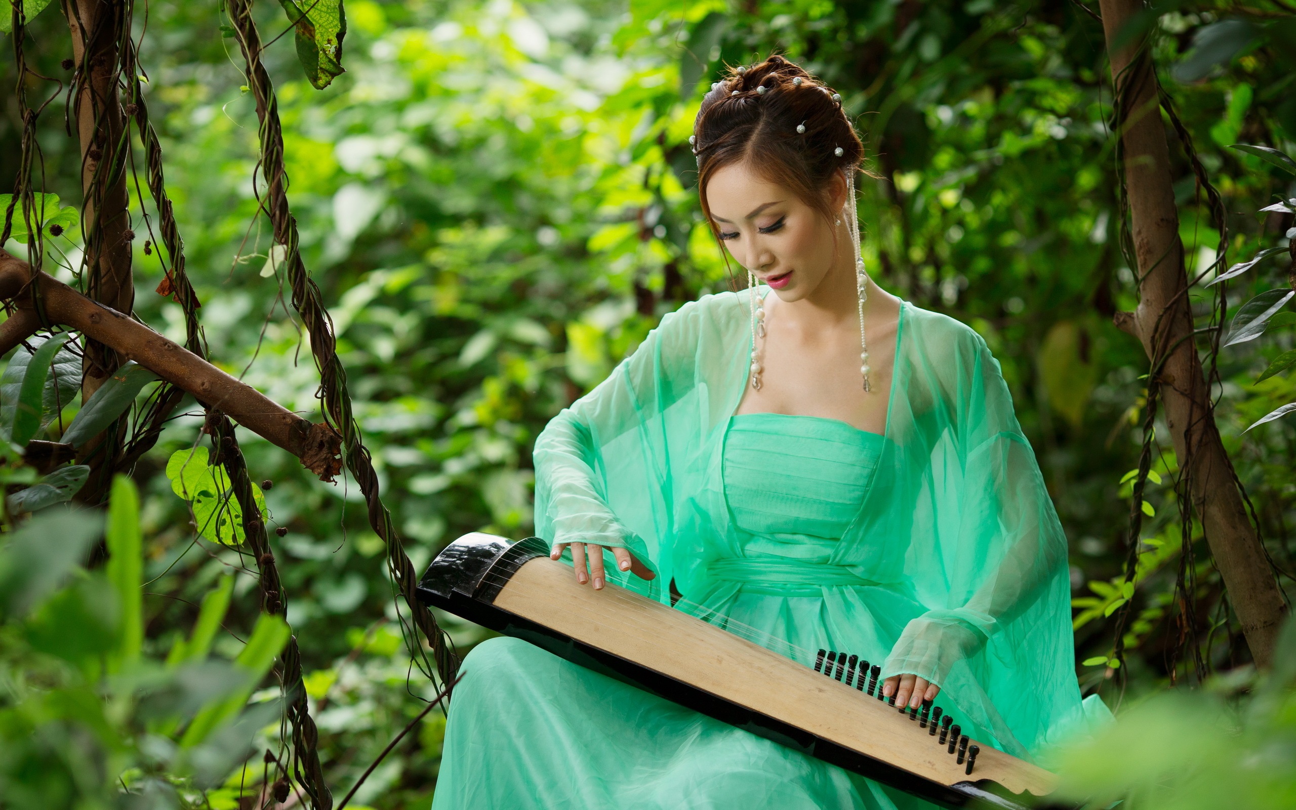 Asian girl playing the zither wallpaper