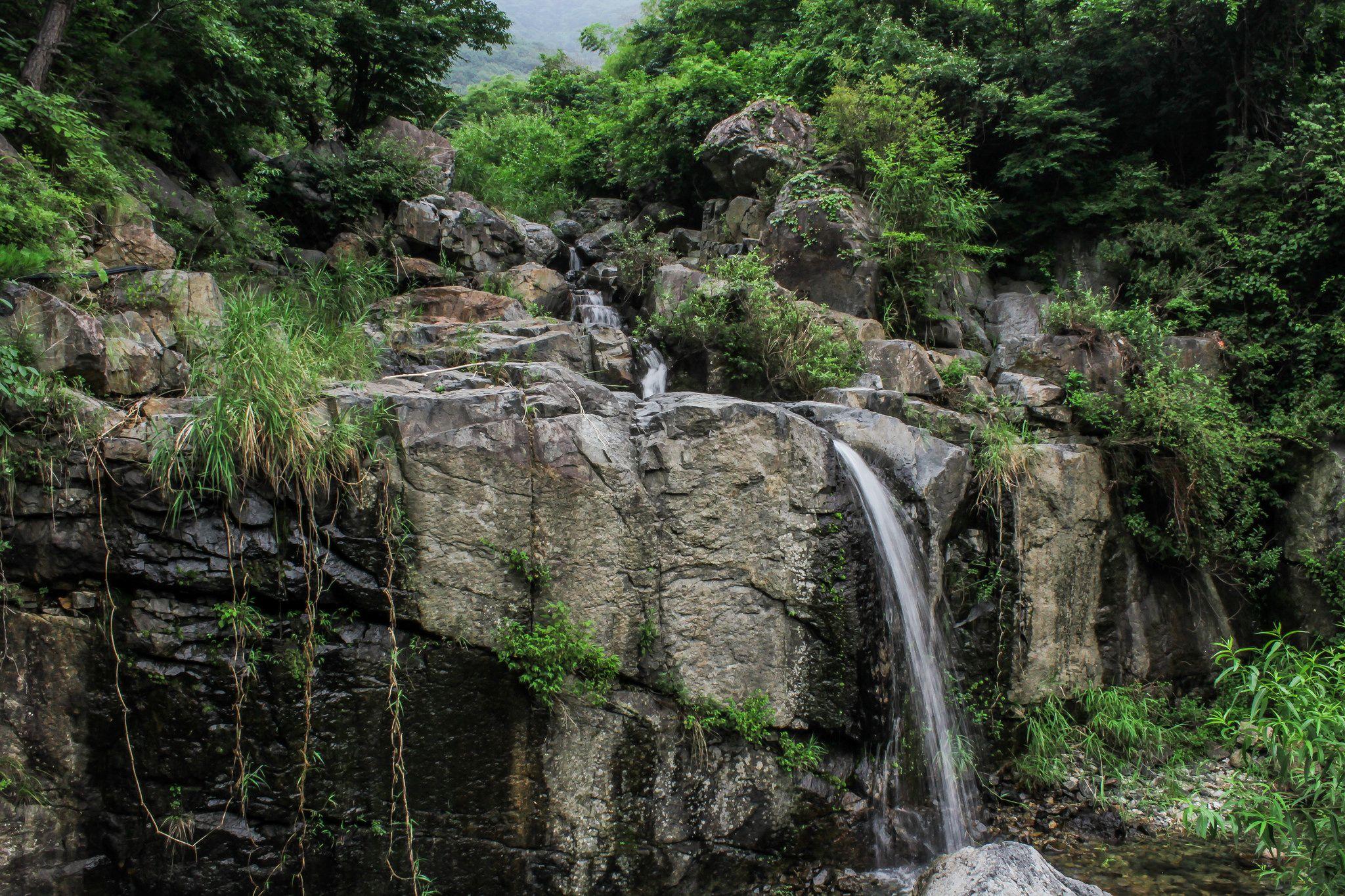 A small waterfall I found in the Korean countryside [OC][2048 x 1365