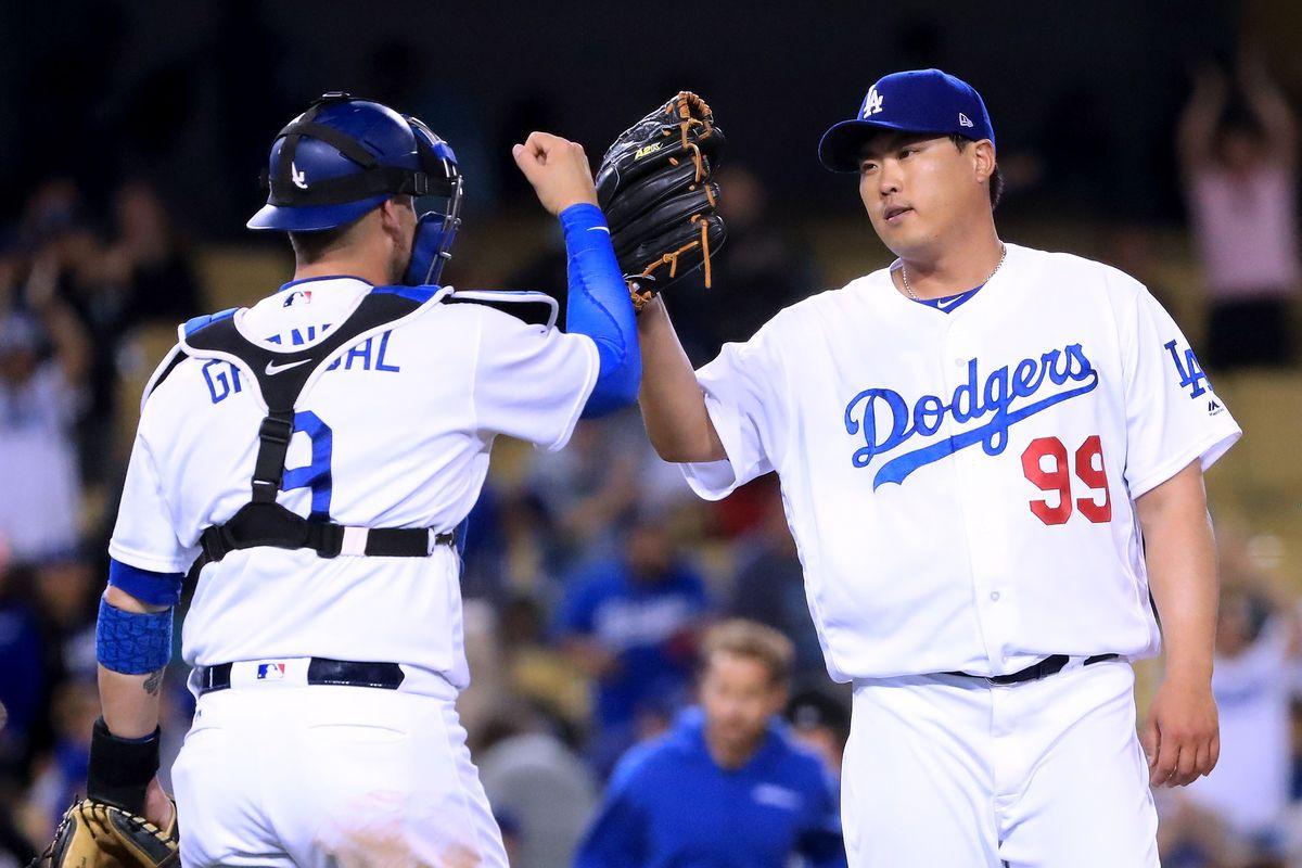 Dodgers extend qualifying offers to Grandal and Ryu Blue LA