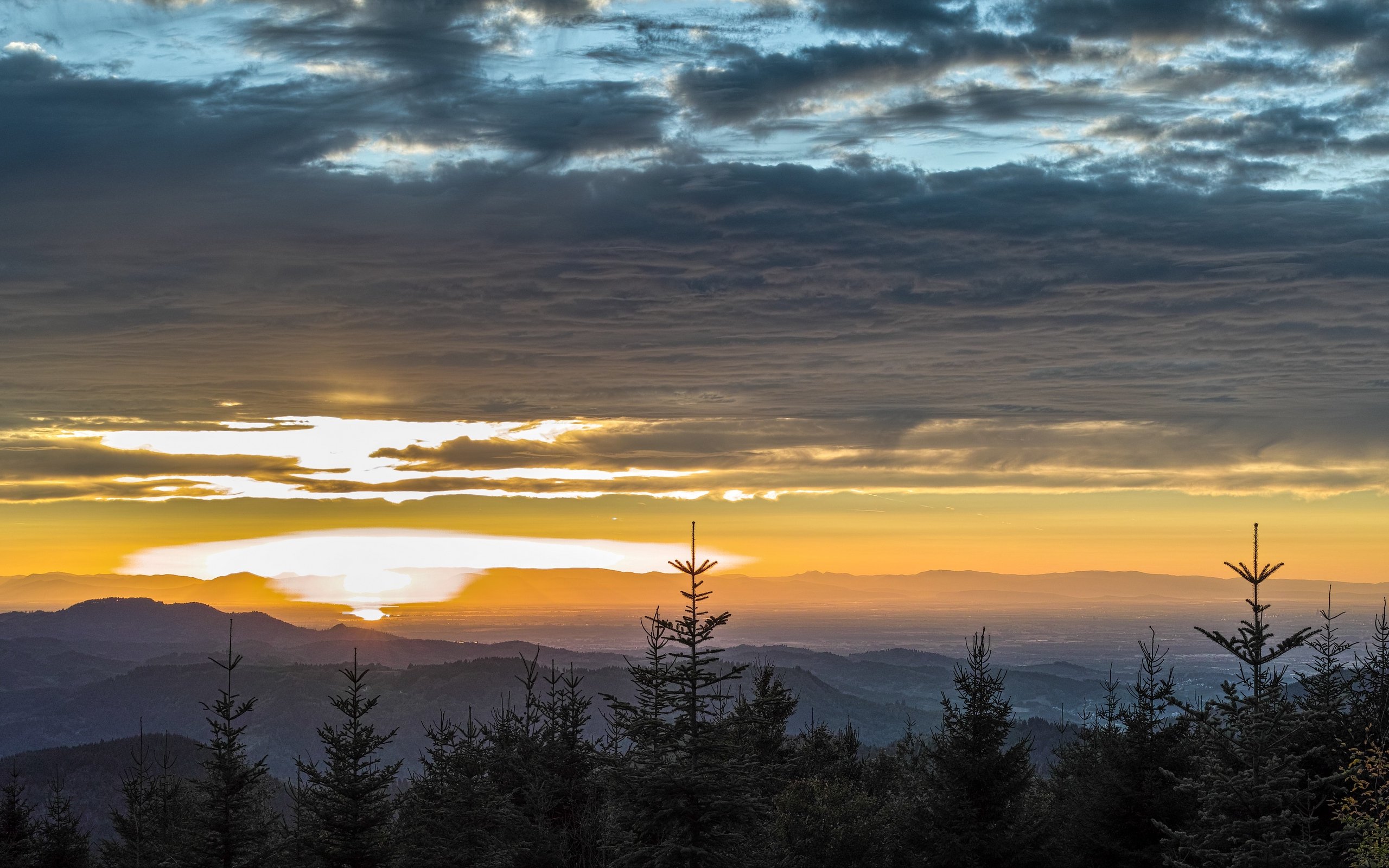 Download wallpaper 2560x1600 mountains, horizon, sunset, clouds