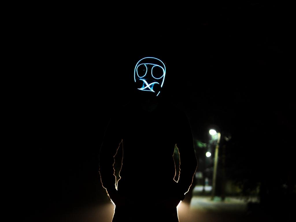 Download wallpaper 1024x768 mask, glow, dark, anonymous, night