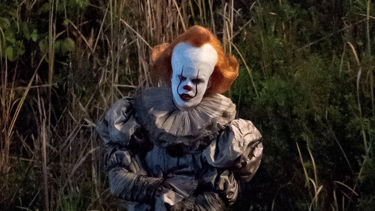 New Photo Show Bill Skarsgård as Pennywise on the Set of “It