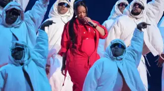 Rihanna and her  back up dancers