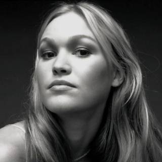 Julia stiles wallpaper