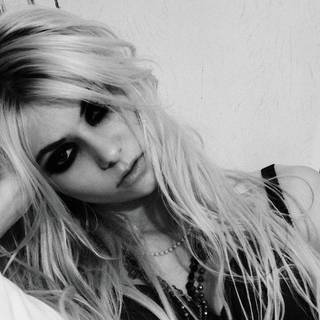 Taylor Momsen wallpaper