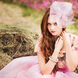 Beautiful dress girl wallpaper