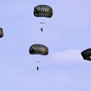 Parachuting soldiers wallpaper