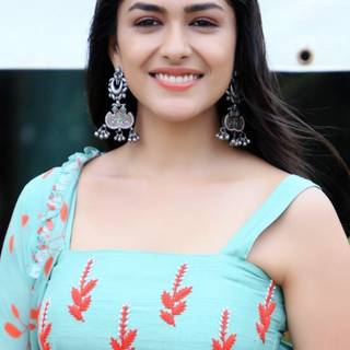 Mrunal Thakur phone wallpaper