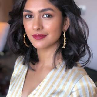 Mrunal Thakur phone wallpaper