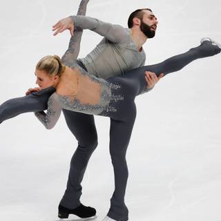 Ice skating couple wallpaper