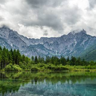 Beautiful lake reflection wallpaper