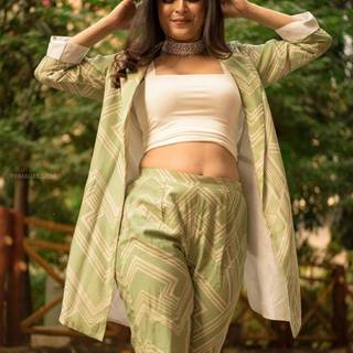 Madhurima Tuli phone wallpaper