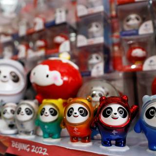 Bing Dwen Dwen and Shuey Rhon Rhon wallpaper